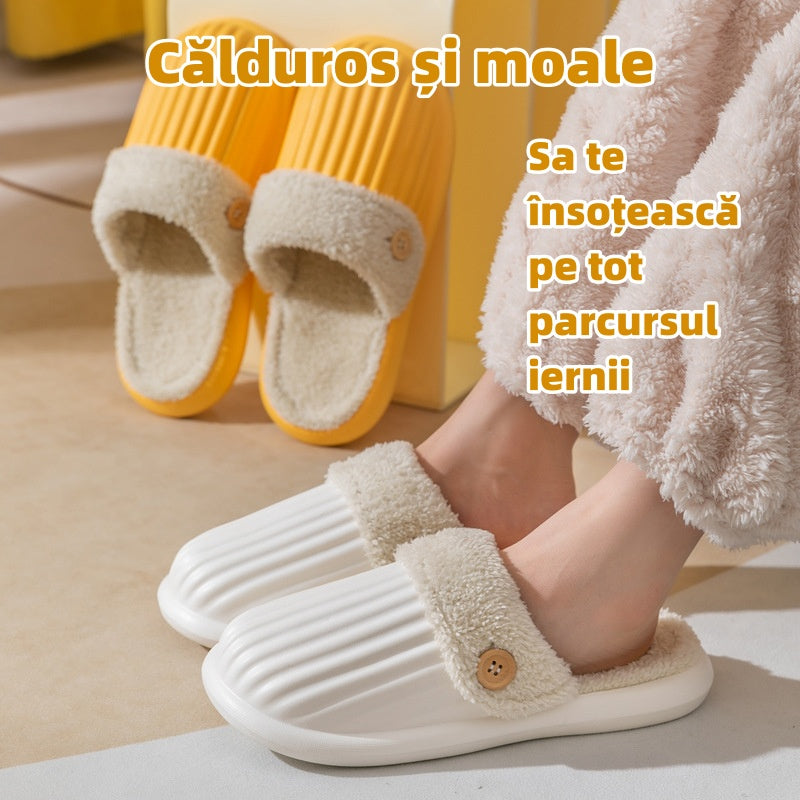 Papuci de casă căptușiți cu material textil pentru a menține căldura